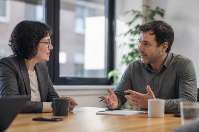Technology advisor and client having an open consultation